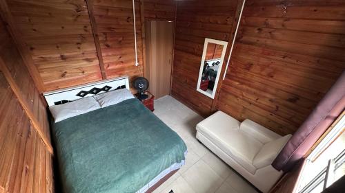 Ένα ή περισσότερα κρεβάτια σε δωμάτιο στο 900m praia, próximo Beto Carrero