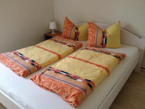 two beds with pillows on a white couch at Ferienwohnung Annelie in Zinnowitz