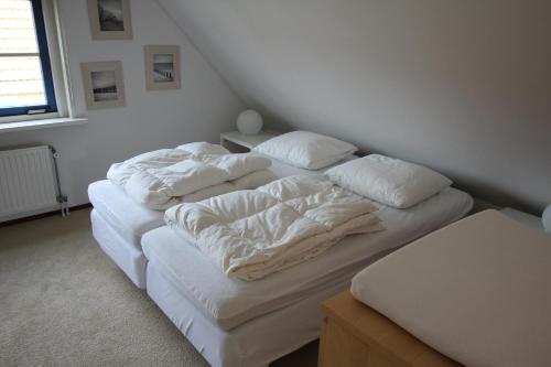 Giường trong phòng chung tại Vakantiehuis Zeeduinenbos