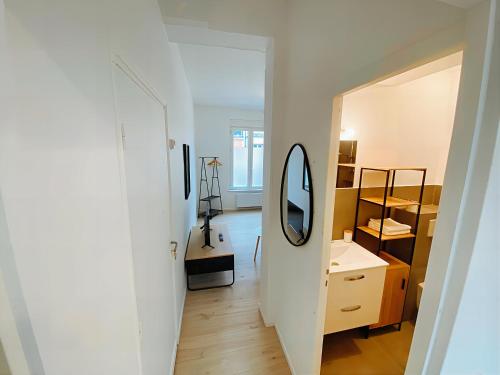 Ένα ή περισσότερα κρεβάτια σε δωμάτιο στο Charme et Confort à Charleville-Mézières