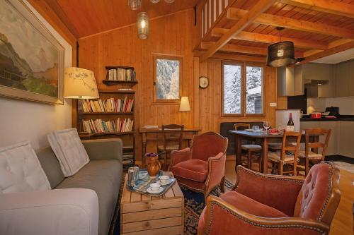 un soggiorno con un divano, sedie e un tavolo di Chalet du Glacier - Happy Rentals a Chamonix-Mont-Blanc
