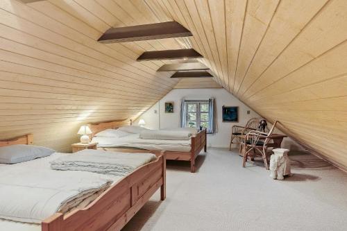 Ένα ή περισσότερα κρεβάτια σε δωμάτιο στο Natural Gem Between Heath And Dunes