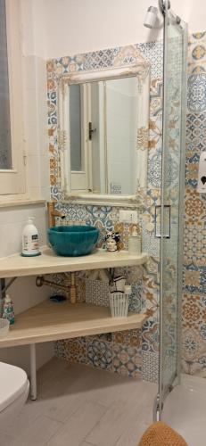 ein Badezimmer mit Waschbecken und Spiegel in der Unterkunft SUITE Luxury Rooftop in Trapani