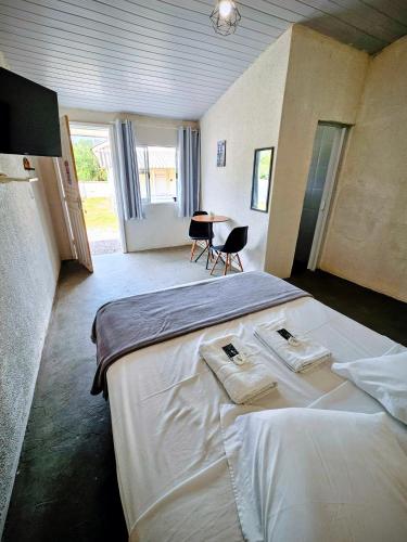 a bedroom with a bed with two towels on it at Cantinho da Nonna in Morretes