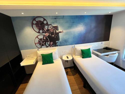 Postel nebo postele na pokoji v ubytování ibis Styles Montevideo Biarritz