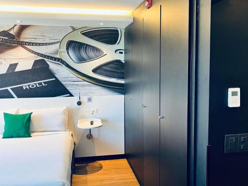 Postel nebo postele na pokoji v ubytování ibis Styles Montevideo Biarritz