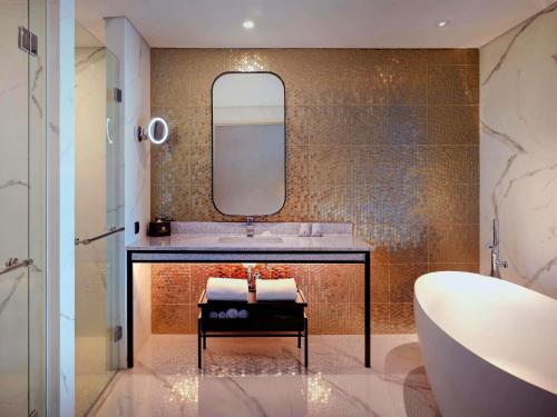 Koupelna v ubytování Movenpick Surabaya City