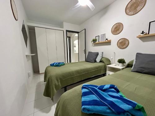 una habitación con dos camas con sábanas verdes en Vista Garden, en Maspalomas