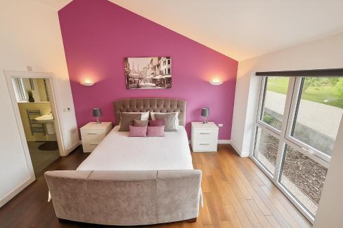 Postel nebo postele na pokoji v ubytování Countryside Retreat - Indoor Pool, Sauna, Hot Tub