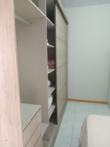 En eller flere senge i et værelse på Apartamento Mobiliado