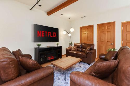 Χώρος καθιστικού στο Snowcreek-Townhouse-DownTown-HotTub-8 People