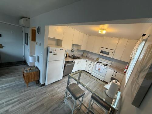 una cucina con frigorifero bianco e tavolo in vetro di 2BR Apt • Deck • Assigned Parking a Great Falls