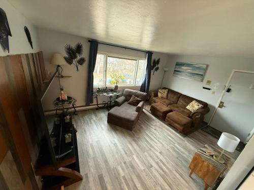 un soggiorno con un divano e una sedia di 2BR Apt • Deck • Assigned Parking a Great Falls