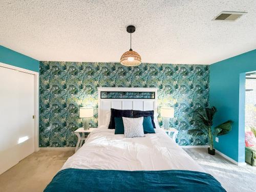 Voodi või voodid majutusasutuse Tiki Time-2bd2bapoolsgrillpatio-four Seasons toas