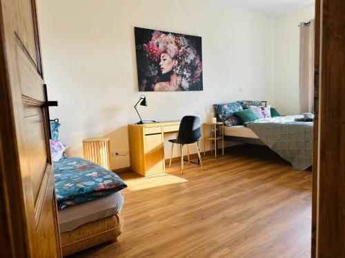 Zimmer mit einem Bett und einem Schreibtisch sowie einem Bett und einem Bett in der Unterkunft Apartament Ratuszowy in Wałbrzych