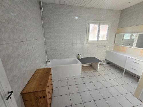 a white bathroom with a tub and a sink at Gîte Horizons Landais Séjour professionnel et vacances dans les Landes in Pontonx-sur-lʼAdour