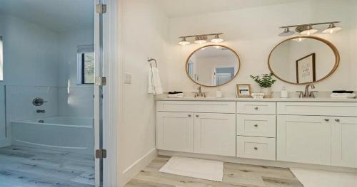 Koupelna v ubytování Beachside Getaway - Heated Pool - By Vilano Beach