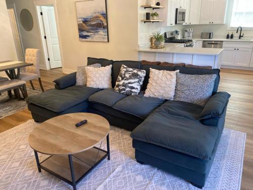 Fotografie z fotogalerie ubytování Historic, Full-reno, Downtown from Night Scene and Venues v destinaci Wilmington