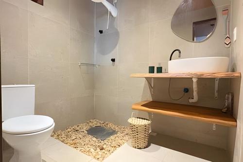 een badkamer met toilet en wastafel bij Casa Monan, Atins beach in Atins