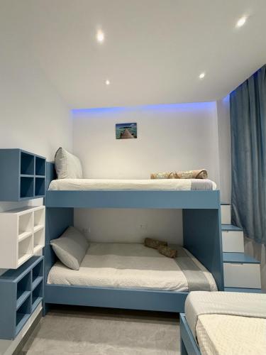 เตียงในห้องที่ Bina's Apartment