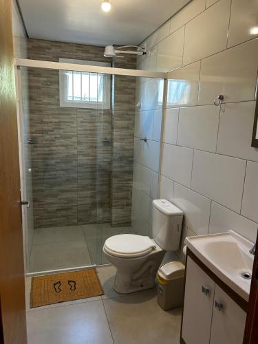 a bathroom with a shower and a toilet and a sink at Casa com visto para o Cristo e cidade in Encantado