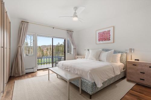 Ένα ή περισσότερα κρεβάτια σε δωμάτιο στο Meadow Mountain Vista Boutique Aprs-ski Chalet