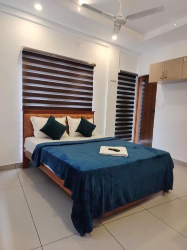 Una cama o camas en una habitación de Mas Residency