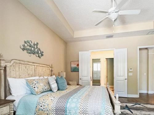 Postel nebo postele na pokoji v ubytování Dream Beach Haven! Rambler, Heated Pool, Beachside