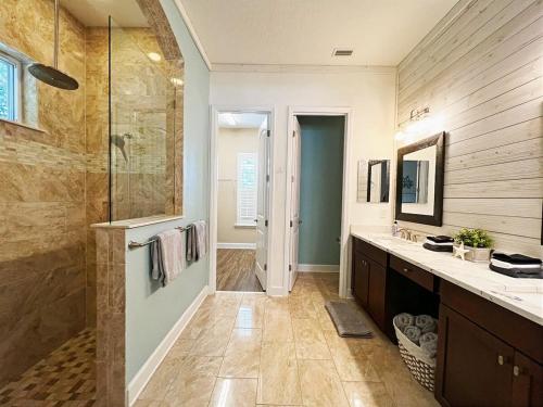 Koupelna v ubytování Dream Beach Haven! Rambler, Heated Pool, Beachside