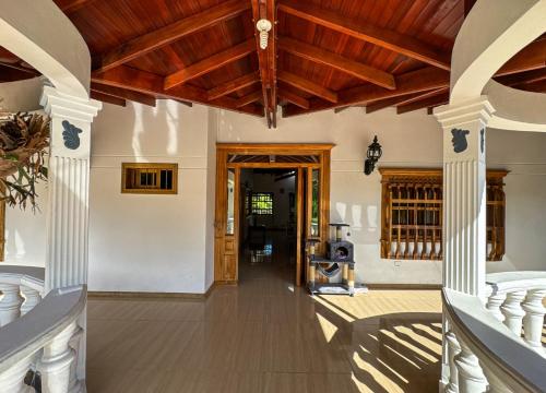 einen Flur eines Hauses mit Holzdecke in der Unterkunft Casa Finca Villa Laura 158 in Rionegro