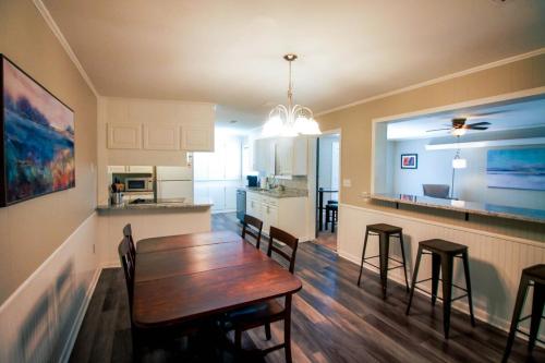 Kuchyň nebo kuchyňský kout v ubytování Luxury Midtown Home - Only a few blocks from FGH