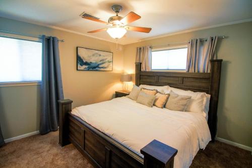 Postel nebo postele na pokoji v ubytování Luxury Midtown Home - Only a few blocks from FGH