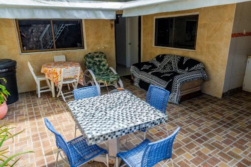 a patio with a table and chairs and a couch at Departamento Bocagrande cerca a playas in Cartagena de Indias