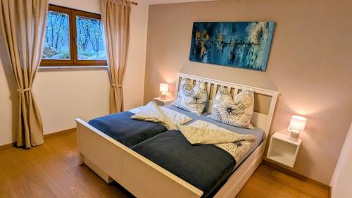 Postel nebo postele na pokoji v ubytování Modern family accommodation with terrace and garden