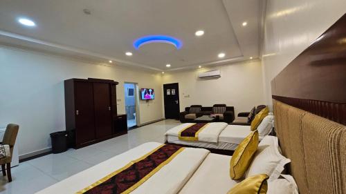 Ένα ή περισσότερα κρεβάτια σε δωμάτιο στο شقق أجمل الليالي للشقق المخدومة Ajmal Liyali Serviced Apartments