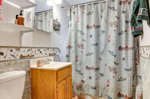 Koupelna v ubytování Less Than 1 Mi to Lake Winnipesaukee Home with Beach Access