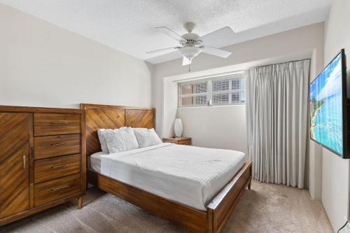 a bedroom with a bed and a ceiling fan at Ocean View from Lanais-2 Blocks to Waikiki Beach in Honolulu