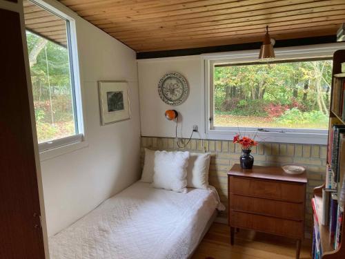 une petite chambre avec un lit et une fenêtre dans l'établissement Nostalgic 1960S Idyll, à Hornsved
