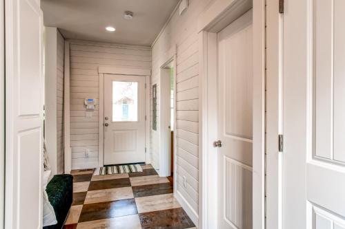 ギアハートにあるModern Gearhart Getaway, Walk to Beach and Downtown!の白いドアとタイルフロアの廊下