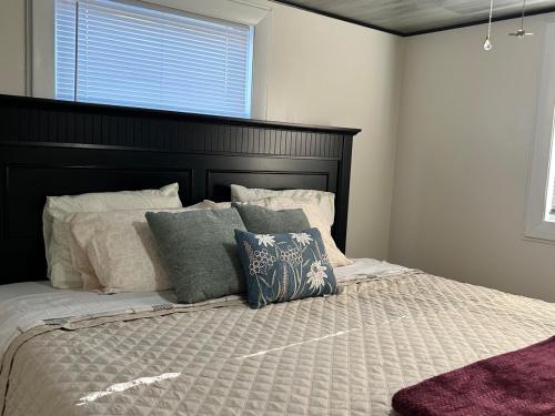 Postel nebo postele na pokoji v ubytování Litchfield Retreat, Wineries, Foliage & Skiing