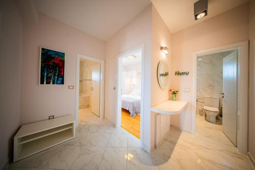 ein Badezimmer mit Waschbecken und Toilette in einem Zimmer in der Unterkunft Apartments DYANA in Novalja