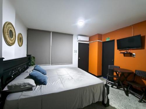 een slaapkamer met een bed en een flatscreen-tv bij Emily place 1 y 2 in San Andrés