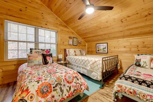 Postel nebo postele na pokoji v ubytování Creekside Cabin in the Heart of Maggie Valley