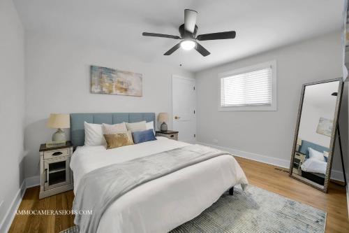 a bedroom with a bed and a ceiling fan at Chicago Gem! Centrally Located - proximity to O' Hare Airport in Schaumburg