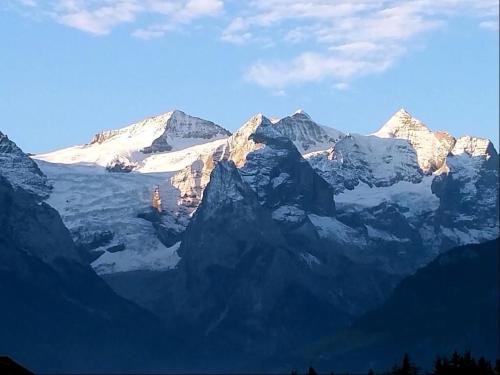 a group of mountains with snow on them at Gibelhüüs 2 Bettwohnung in Hasliberg Wasserwendi