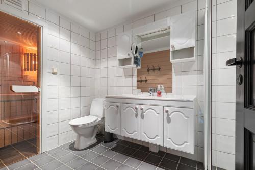 Un baño blanco con inodoro y lavabo. en Norefri - Norefjell, en Ørpen
