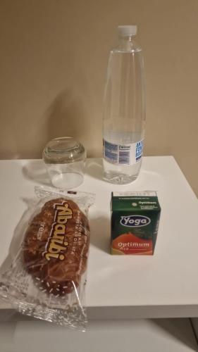 uma bandeja com um bombom de chocolate e uma garrafa de água em RiVaLoVE em Nerviano