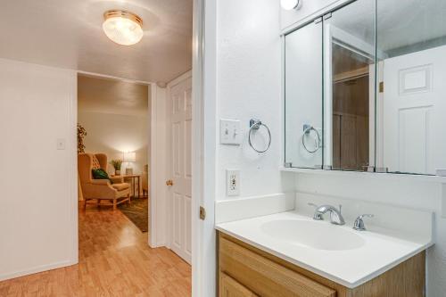 Koupelna v ubytování Walk to Shops at Belmar Denver Area Home Base