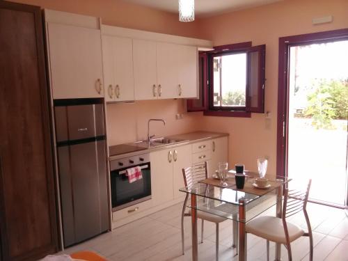 A kitchen or kitchenette at Mikros Gialos Apartments