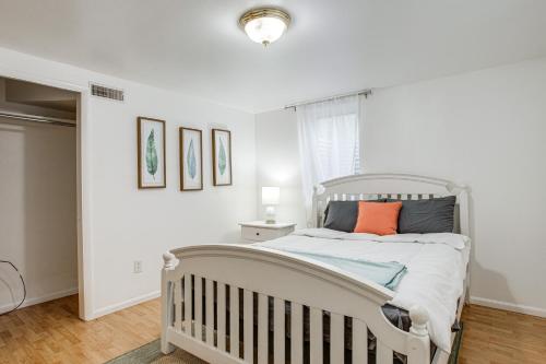 Postel nebo postele na pokoji v ubytování Walk to Shops at Belmar Denver Area Home Base